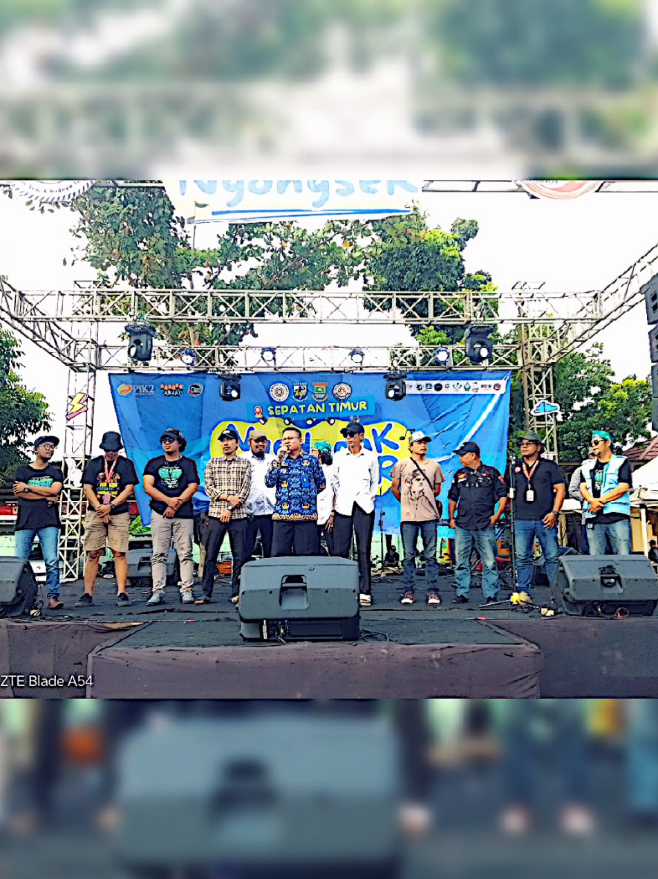 Semalam, langit Sepatan Timur bersaksi — tentang tawa, nada, dan langkah yang berpadu jadi cerita. Tentang kita, yang datang bukan sekadar hadir, tapi membawa semangat, cinta, dan asa untuk panggung kemarin. Terima kasih kepada Forum Seniman Pantura Peduli, yang tak pernah lelah menyalakan api seni di utara. Untuk KNPI & Karang Taruna Sepatan Timur, yang jadi tulang punggung semangat muda, menguatkan setiap detik dari kebersamaan yang nyata.  Juga kepada OKP, rekan media, dan semua yang turut serta — kalian bukan sekadar pendukung, kalian adalah bagian dari melodi yang membuat malam itu hidup. Semoga gema tawa dan alunan musik semalam terus bergaung di hati kita semua, menginspirasi langkah-langkah berikutnya, karena dari panggung kecil inilah, kita belajar bahwa kolaborasi adalah nyala yang tak padam. 🔥❤️ Terima kasih, Sepatan Timur. Sampai jumpa di panggung berikutnya dengan semangat yang sama, dan cinta yang lebih besar. Salam silaturahmi dari tmn tmn kastara 🫰🏼 #musik #konser  #live 