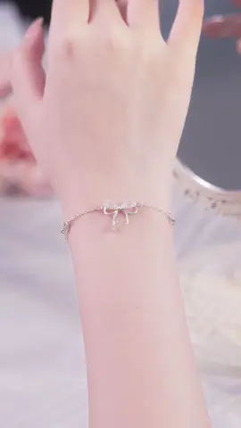 LT0214 Lắc tay bạc LT0214 đáng yêu với nơ và hạt đá lấp lánh, mix đồ cực trendy. Một “must-have” cho nàng Gen Z ✨  #lactaybactlee #daychuyenbactlee #khuyentaibactlee #trangsuc #tleejewelry 