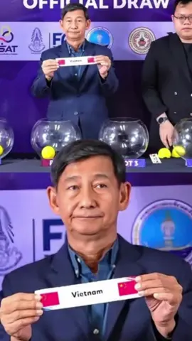#ข่าวtiktok #จีน #เวียดนาม🇻🇳 #ดราม่า #ฟุตซอล สื่อเวียดนามออกโรงจวก “เจ้าภาพไทย” หลังเกิดความผิดพลาดในพิธีจับสลาก ฟุตซอล U19 ชิงแชมป์อาเซียน 2025 ที่ประเทศไทยเป็นเจ้าภาพ โดยในช่วงเปิดตัวทีมชาติ กลับแสดง “ธงชาติจีน” แทน “ธงชาติเวียดนาม” บนจอภาพ สื่อเวียดนามระบุว่าเป็น “ความผิดพลาดร้ายแรงและไม่ให้เกียรติประเทศเพื่อนบ้าน” พร้อมเรียกร้องให้ฝ่ายจัดงานออกมาชี้แจงและขอโทษอย่างเป็นทางการ 📍 ขณะนี้ ชาวเวียดนามในโซเชียลกำลังวิพากษ์วิจารณ์อย่างหนัก โดยหลายคนมองว่าเหตุการณ์นี้ “สะท้อนถึงความไม่รอบคอบของเจ้าภาพ” ทางฝั่งไทยยังไม่มีการออกแถลงการณ์ชี้แจงอย่างเป็นทางการถึงกรณีนี้ 