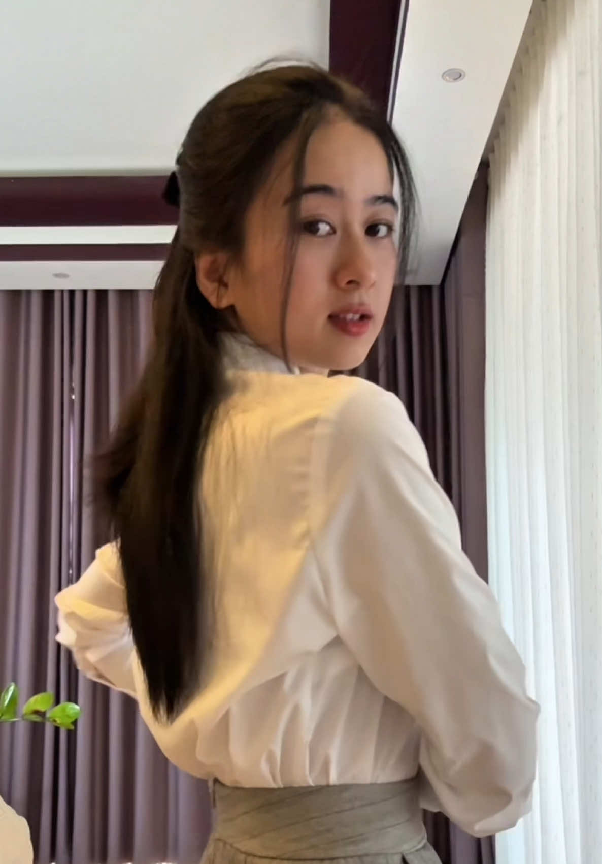 “Công việc: giáo viên. Outfit hôm nay: cosplay cô giáo Văn 🌸” 