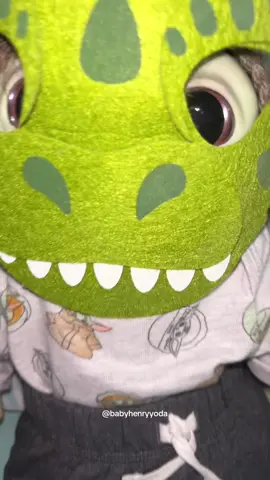 Dinosaurrrrrrr Rwar! 🦖 #babyhenryyoda #grogu #dinosaur #babyyoda💚 #almosthalloween 