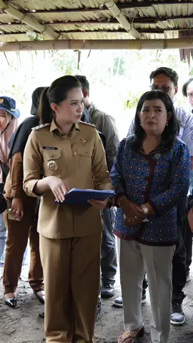 💭 “Pernah nggak sih mikir, rumah itu artinya apa buat masyarakat kita?” Buat sebagian orang, rumah itu tempat istirahat. Tapi buat banyak keluarga di Maluku Utara… rumah adalah mimpi yang lama mereka tunggu - tempat di mana anak-anak bisa belajar tanpa takut bocor, dan orang tua bisa tidur tanpa khawatir hujan. Karena itu, kami di Pemprov nggak cuma membelanjakan anggaran. Kami memastikan setiap rupiah benar-benar menyentuh kebutuhan rakyat tepat sasaran, tepat manfaat. Membelanjakan anggaran itu mudah, tapi memastikan programnya tepat sasaran - itu yang menantang. Tugas kami hadir, menyelesaikan masalah. Menjalankan amanah anggaran dengan efisien, efektif, dan penuh tanggung jawab. Dan buat ASN, ayo kita layani dengan hati, berinovasi, dan berkolaborasi. Karena setiap keputusan kita hari ini menentukan masa depan banyak keluarga. Karena menyediakan rumah bukan sekadar membangun dinding, tapi membangun rasa aman dan martabat manusia. #RTLH #PemprovMalut #gubsherly #malukuutara