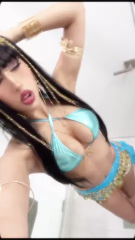 it was so cold out but worth it tbh #halloweenlook #cleodenile #fyp 