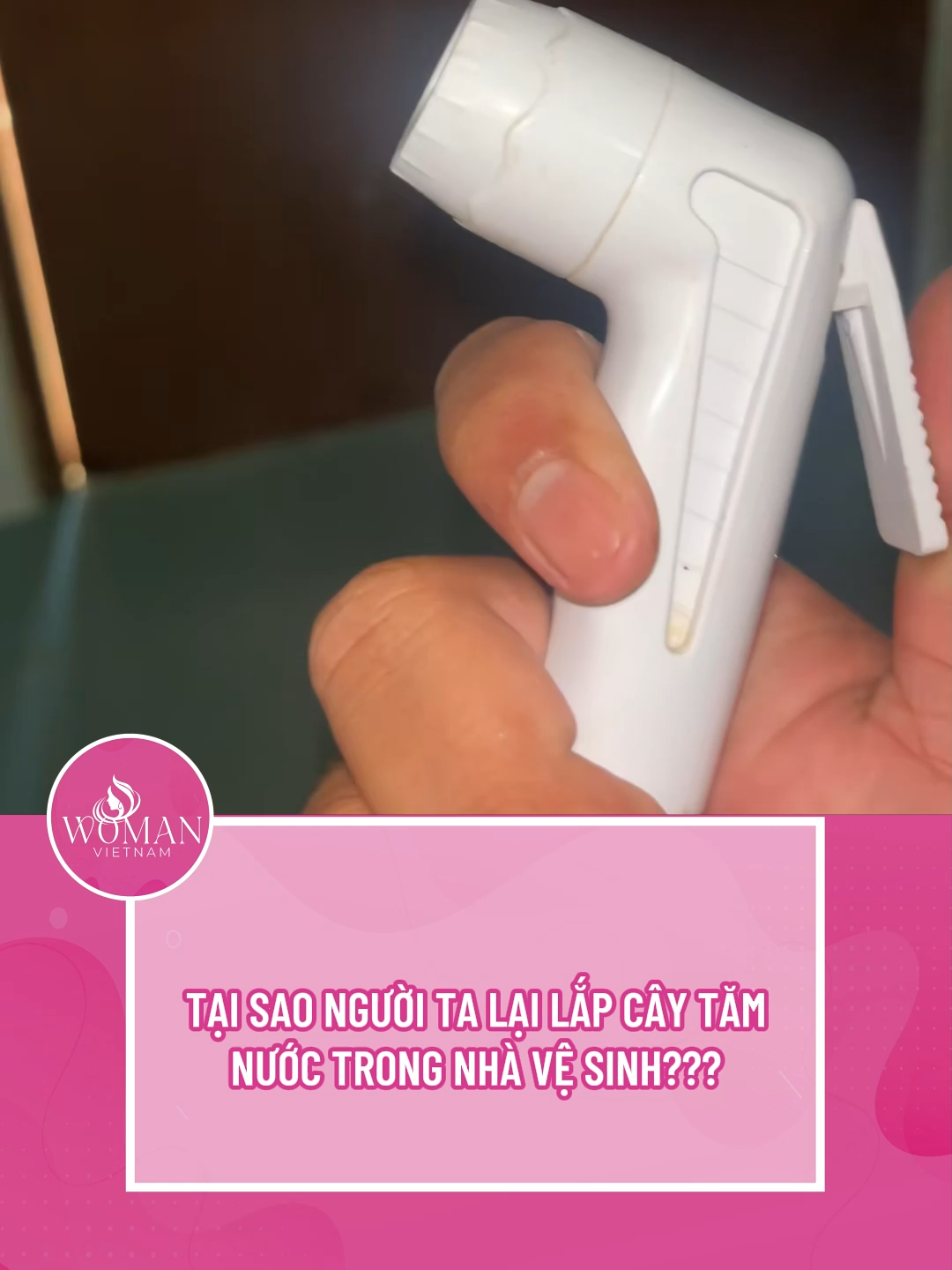 Tại sao lại lắp cây tăm nước trong nhà vệ sinh? #tiktoknews #womannews #tiktokgiaitri🔥