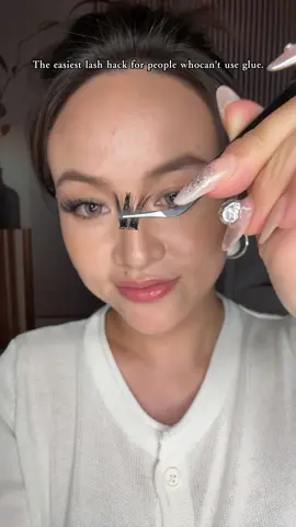 👀 “I thought it was a filter… it’s just my glue-free lashes 😭✨”#LashTech #LashArtist #LashesOnFleek 