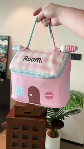 Yang lagi cari tas makeup yang practical dan lucu? Ini deh jawabannya! Comment bawah kalau kamu udah penasaran, yuk! 👇#fyp #newarriva #makeup #makeupbag #tasmakeup 