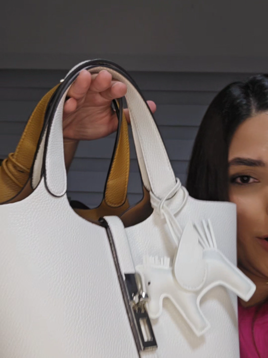 Respuesta a @mayelin.amador63 Este bolso parece de diseñador pero cuesta menos de $15 😍 #tiktokshopcreatorpicks  #bolsoelegante #tiktokshop  #modaeconómica 