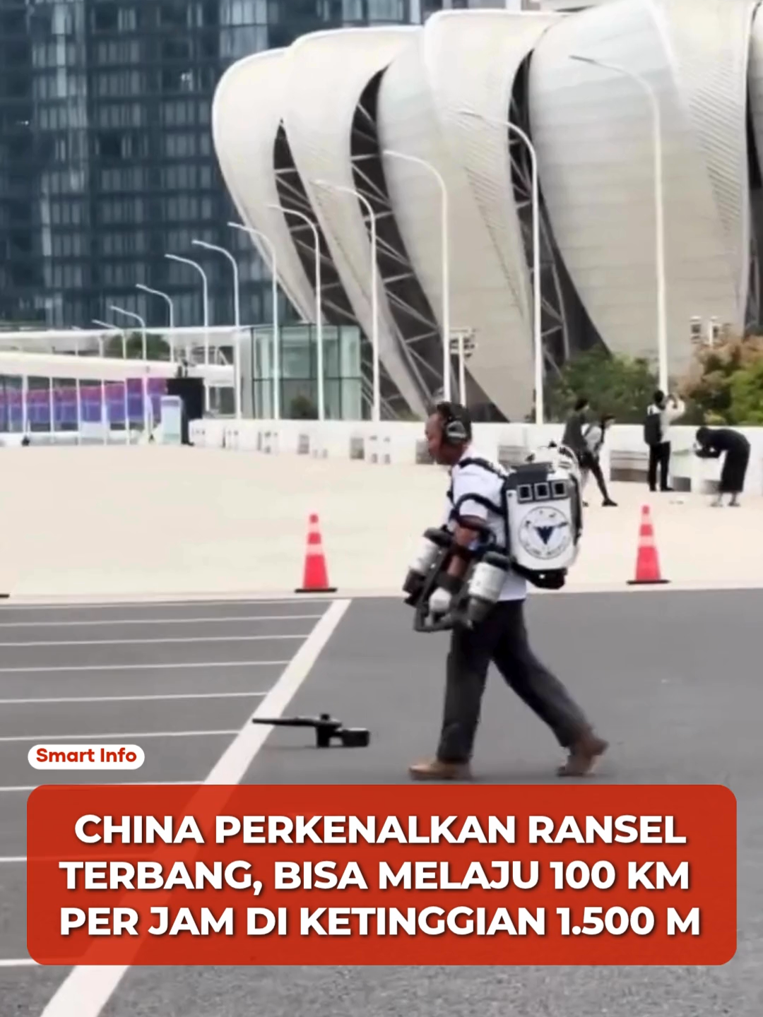 China memperkenalkan ransel terbang bertenaga jet yang mampu melaju hingga 100 kilometer per jam dan terbang setinggi 1.500 meter. Perangkat ini dikembangkan untuk tetap stabil di udara dan mudah dikendalikan, serta bisa dimanfaatkan dalam misi penyelamatan, operasi militer, maupun petualangan pribadi. Inovasi tersebut menambah deretan kemajuan teknologi asal China, setelah sebelumnya negara itu juga mengembangkan mobil terbang, drone canggih, dan robot humanoid. Jika lolos uji coba dan mendapat izin penggunaan, ransel terbang ini berpeluang dipakai secara luas dalam beberapa tahun mendatang. 📃: insidehistory 🎥: X/ OliviaWong123 #fypシ゚ #fyppppppppppppppppppppppp #viral #viralvideo