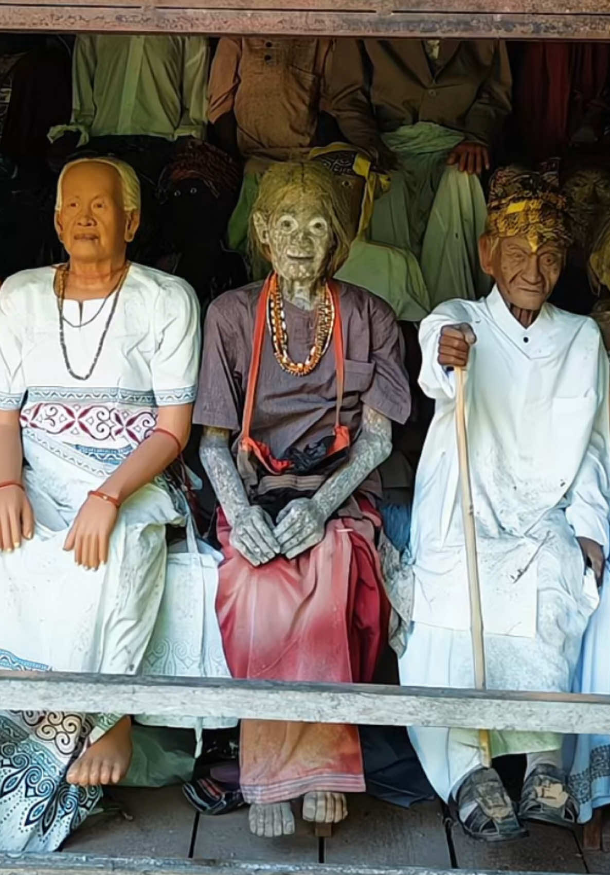 Pemakaman Goa Londa Toraja adalah salah satu situs pemakaman tradisional khas masyarakat Toraja yang terletak di tebing batu kapur. Di dalam goa ini disimpan peti-peti jenazah (erong) yang diletakkan di ceruk-ceruk tebing atau digantung di ketinggian. Di bagian luar goa, terdapat patung kayu yang disebut tau-tau — sebagai simbol dan perwujudan orang yang telah meninggal. Tempat ini bukan hanya area pemakaman, tetapi juga warisan budaya dan spiritual yang menggambarkan keyakinan orang Toraja tentang perjalanan jiwa menuju alam baka. #goalonda #rambusolo  #toraja  #torajasulawesiselatan #torajautara 