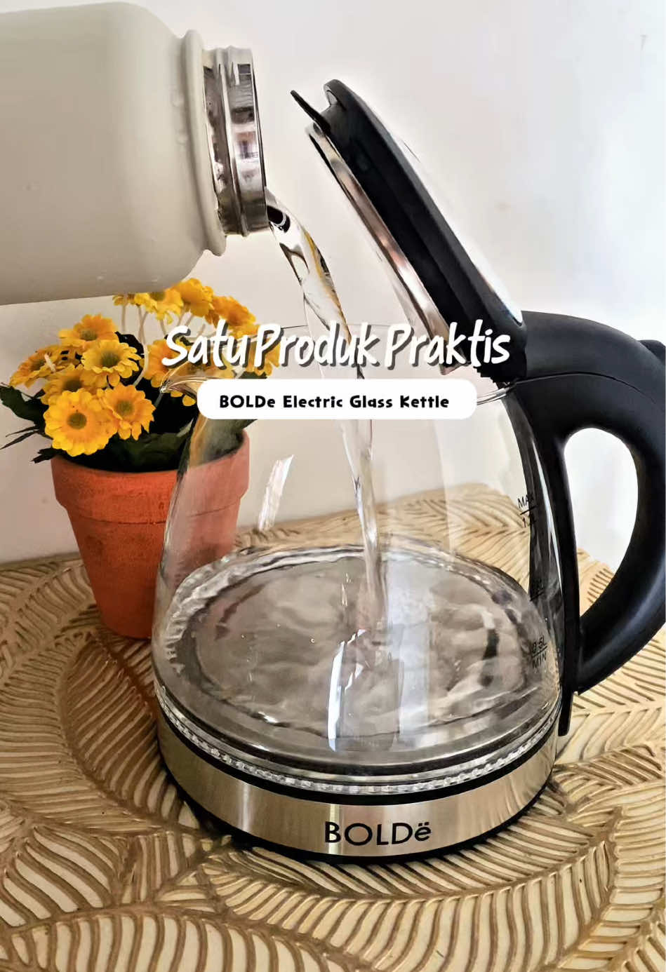 BOLDe Electric Glass Kettle  perpaduan desain mewah dan teknologi modern. Nikmati air panas cepat, aman, dan bergaya. @Bolde Official Store #BOLDe #KualitasPremium #ElectricGlassKettle