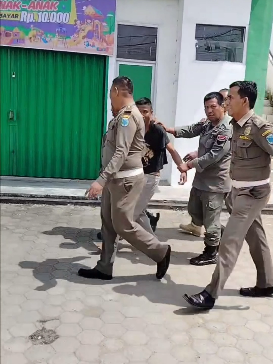 Rabu, (29/10) Satuan Polisi Pamong Praja Kabupaten Batang Hari berhasil mengamankan seorang pencuri, barang bukti yg di amankan rantai besi pagar alun-alun dan batang besi umbul-umbul @Pemkabbatanghari @MHD Fadhil Arief @ZULVA FADHIL @Iwan noor @Bayoangin @Dian Nirmala  #pencuri #satpolppindonesia #batangharisupertangguh #maling #PemkabBatanghari 