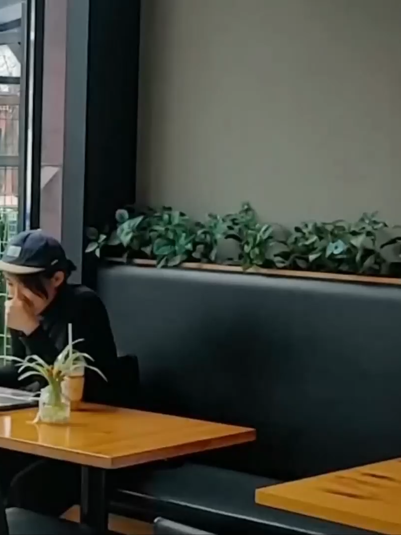 [몰카] 속마음 들리게 말해서 민폐녀에게 당하고 있는 남자를 구해준다면_!ㅋㅋㅋ여자 분 커피 먹다가 뿜음ㅋㅋㅋㅋ(ft. 유튜브 승호덕션) - 004