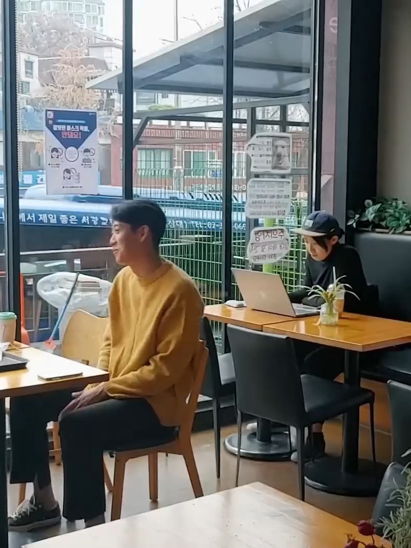 [몰카] 속마음 들리게 말해서 민폐녀에게 당하고 있는 남자를 구해준다면_!ㅋㅋㅋ여자 분 커피 먹다가 뿜음ㅋㅋㅋㅋ(ft. 유튜브 승호덕션) - 005