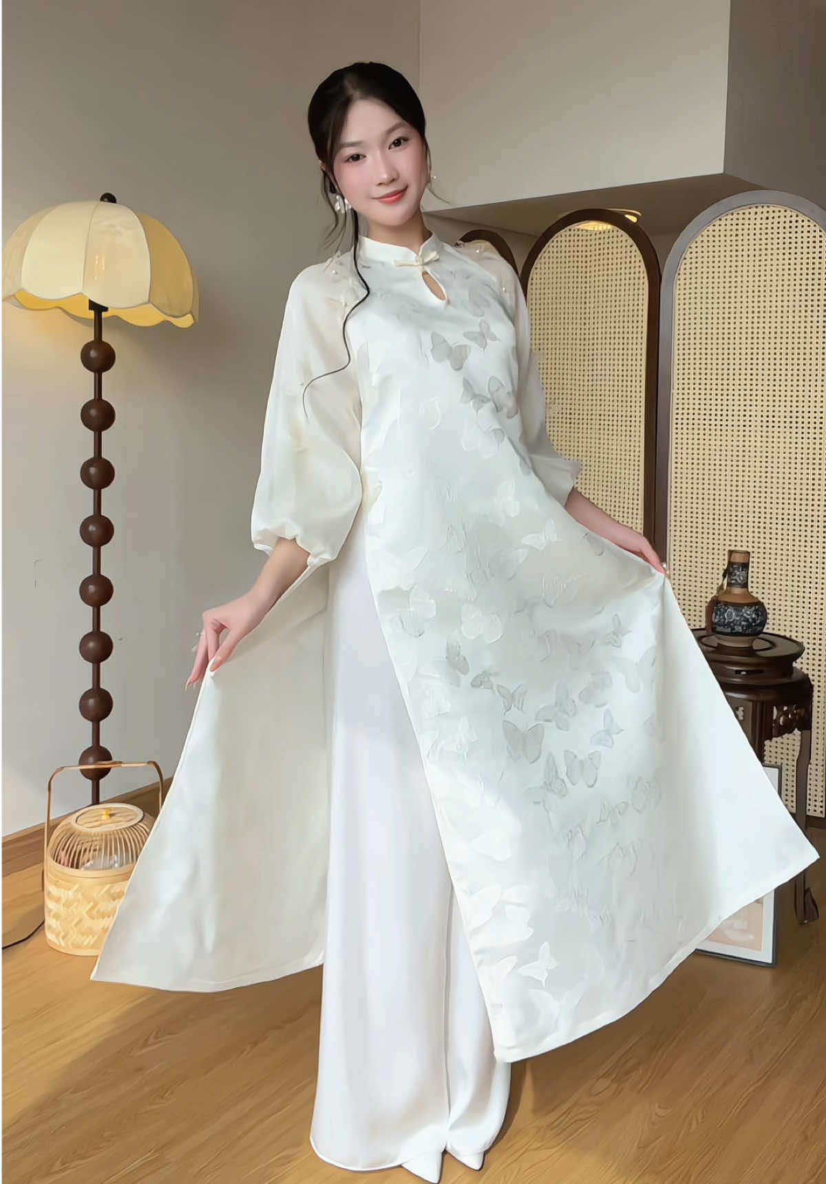 Tịnh Nghi - nhẹ như cánh bướm, trong như sương sớm. #sd384 #tinhnghi #aodaicollection #aodailana 