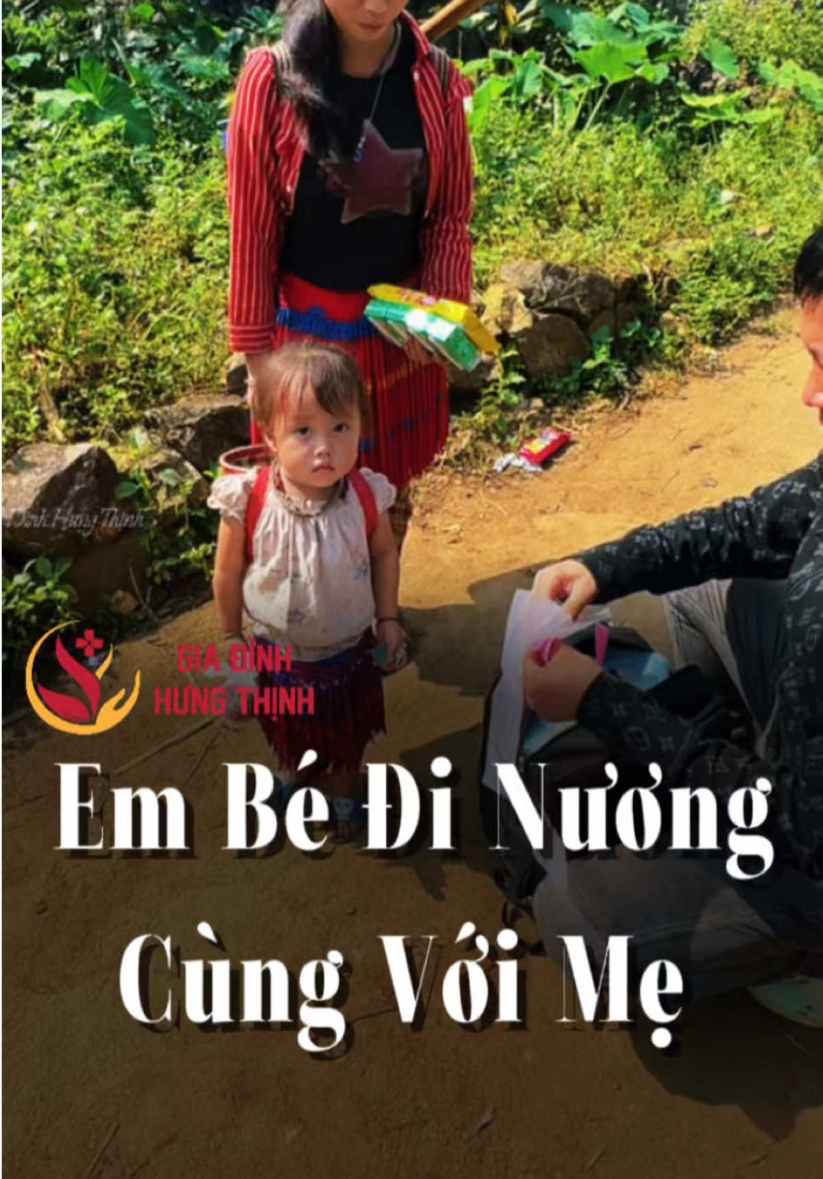 Em Bé Đi Nương Cùng Mẹ Buổi Trưa Chỉ Có 1 Quả Táo Để Ăn Trưa #giadinhhungthinh #caohohungthinh 