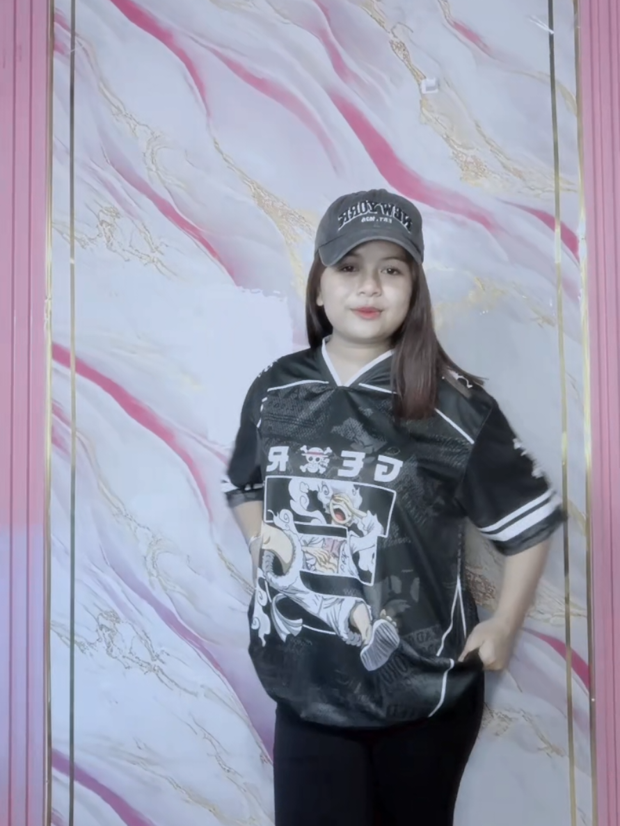 Kalau kamu benar-benar nakama sejati, jersey ini wajib banget kamu punya! Jersey Gear 5 edisi JR Factory dibuat khusus untuk para penggemar One Piece yang ingin tampil beda dan berani. Setiap detailnya dibuat dengan sangat teliti, mulai dari ekspresi Luffy hingga latar wanted poster yang legendaris. Printing-nya tajam dan berkelas, bikin tampilannya keren dari dekat maupun jauh. Dipakai di event anime, cosplay, atau sekadar nongkrong bareng komunitas, kamu bakal langsung jadi pusat perhatian. Rasakan aura Gear 5 langsung dari outfit yang kamu kenakan! Klik keranjang di bawah sekarang juga. #animefans #animefashion  #onepiecegear5 #onepiece  #jerseyonepiece 