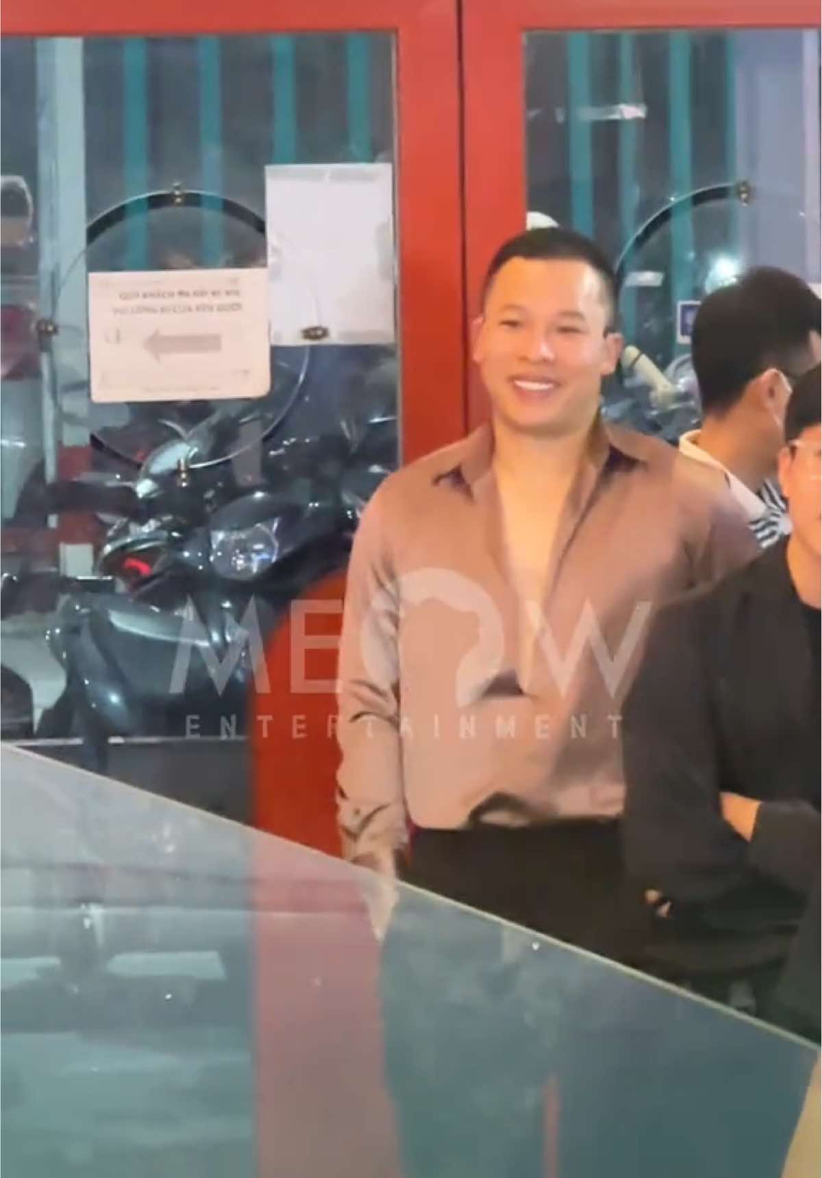 Bắt gặp ánh mắt trìu mến của Vũ Khắc Tiệp dành cho người mẫu Lê Hà tại buổi ra mắt phim Bịt Mắt Bắt Nai #Meowentertainment #Tiktokgiaitri #meownetwork #BitMatBatNai 