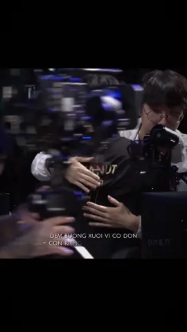 Cái ôm cuối trên sân đấu giữa những đồng đội cũ, những người anh em và bạn bè 🥹🥹 không còn thấy cảnh ôm này sau này nữa rồi 😢 #peanut #ruler #chovy #friends #xh 