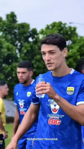 barba minum aja cakep😃💙💙@Federico Barba #barba #federicobarba #persibbandung #persib #fyp 