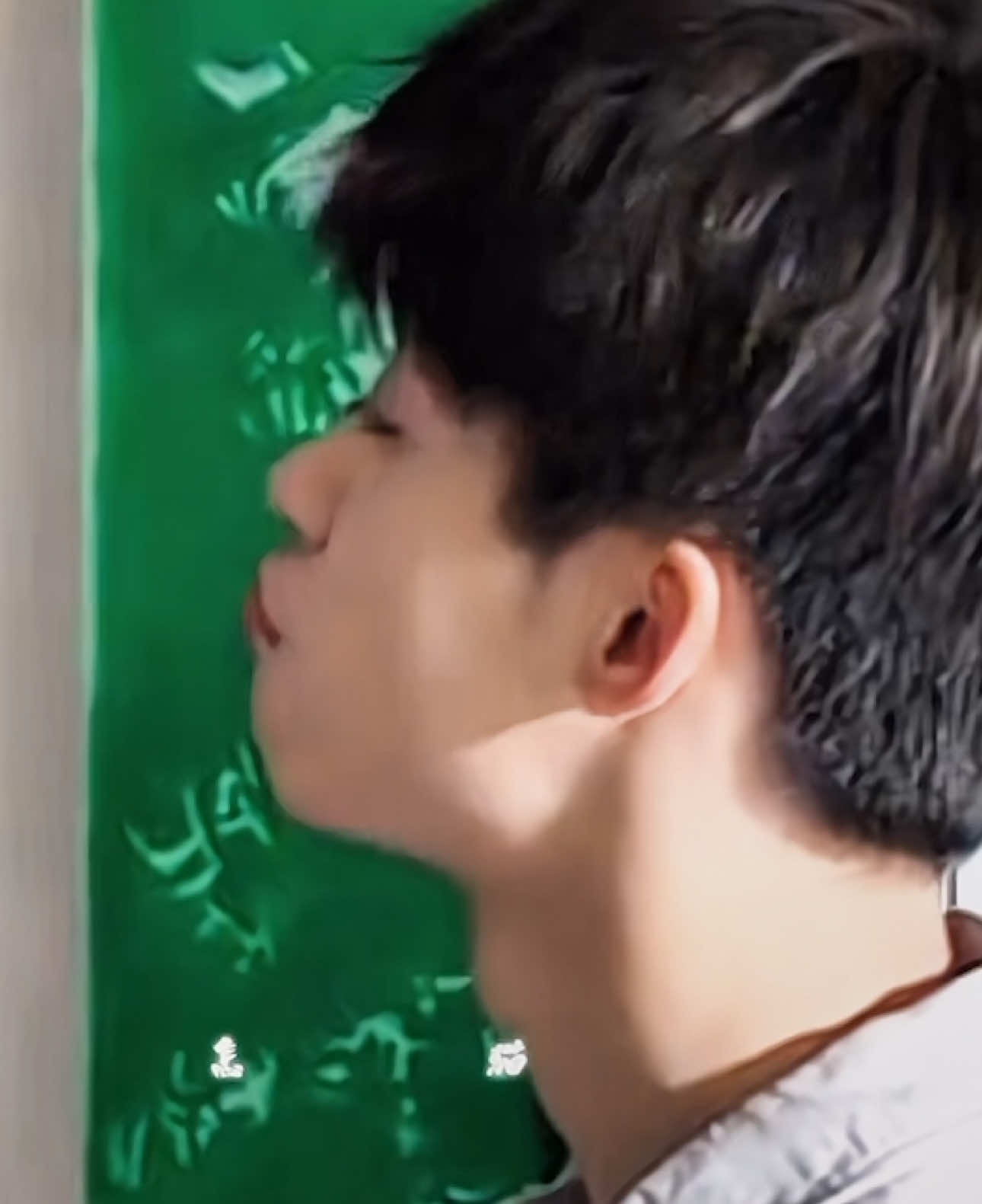 Chu chu mỏ vịt tiếp đi. Ổng đè ra hôn tại trận thì lại la oai oái cho xem. Coi bộ CPU ổng đứng hình luôn rồi. #ziyu #tianxuning #reallove #hậutrường #revengedlove 