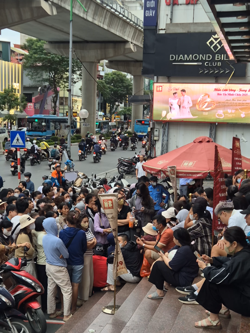 Dân xếp hàng mua vàng lúc giá giảm #Giavang, #Giavanghomnay, #giavangSJC, #Giavangnhan, #Xuhuong, 