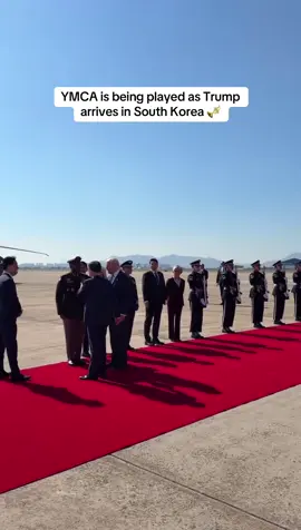 WARM WELCOME... 🇺🇸 🇰🇷 As Trump steps off of Air Force One in South Korea, a band plays his favorite song YMCA as a welcoming gesture. #dailynews #fyp #news #trump #politics 