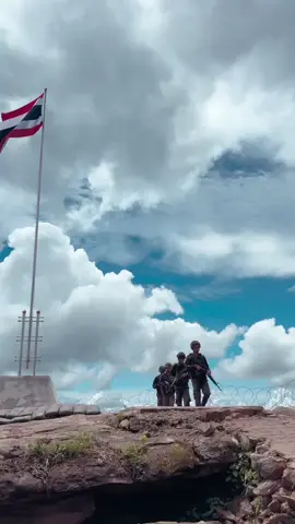 บทสรุปของชัยชนะ ขอบคุณน้องพลทหารทุกนายที่ปฏิบัติหน้าที่เพื่อชาติ 🫡🪖🇹🇭 ผู้พัน ขอเป็นตัวแทนผู้บังคับบัญชา ตัวแทนของพี่น้องประชาชน มากล่าวขอบคุณน้องๆทหารที่ปลดประจำการ น้องๆ จงภาคภูมิใจในการปฏิบัติในห้วงที่ผ่านมา ที่เราทำหน้าที่รักษาอธิปไตย ดำเนินการเข้าปฏิบัติยึดพื้นที่จากฝ่ายตรงข้ามกลับมาสู่ประเทศไทย  พื้นที่ ”ภูมะเขือ“ แห่งนี้ ชีวิตนึงพวกเราได้ทำหน้าที่ชายชาติทหารได้อย่างสมบูรณ์แบบ ปฏิบัติหน้าที่ด้วยความอดทน เสียสละ จนวันนี้ทำให้มีรอยยิ้มให้กับประชาชน สุดท้ายนี้ ผู้พันขอให้พวกเราโชคดี ในการดำรงชีวิตต่อไป นอกรั้วของกองทัพบก จงเก็บความภาคภูมิใจอันนี้ไว้ ไปบอกกล่าวพี่น้องครอบครัว ว่าชีวิตนึงพวกเราได้ทำหน้าที่ของลูกผู้ชายได้สมบูรณ์แบบ พวกเราคือกำลังที่สำคัญที่สุดในการปฏิบัติภารกิจในครั้งนี้ ขอบคุณ #ภูมะเขือ #ประเทศไทย #น้องคนเล็ก #กองพันทหารราบที่3กรมทหารราบที่16 #กองพันทหารราบที่11หน่วยเฉพาะกิจที่1