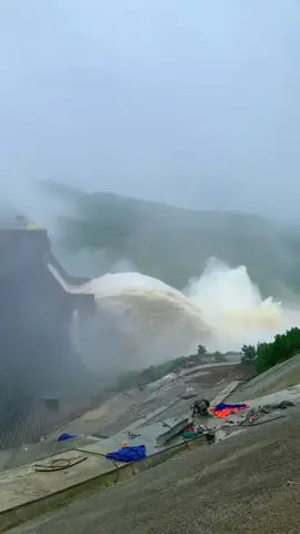 Hạ du đang ngập , thượng nguồn mưa lớn . Thuỷ điện Sông Tranh 2 xả 6 cửa …😢. Lũ lịch sử năm 2025 #lulutmientrung #quangnam #viral 