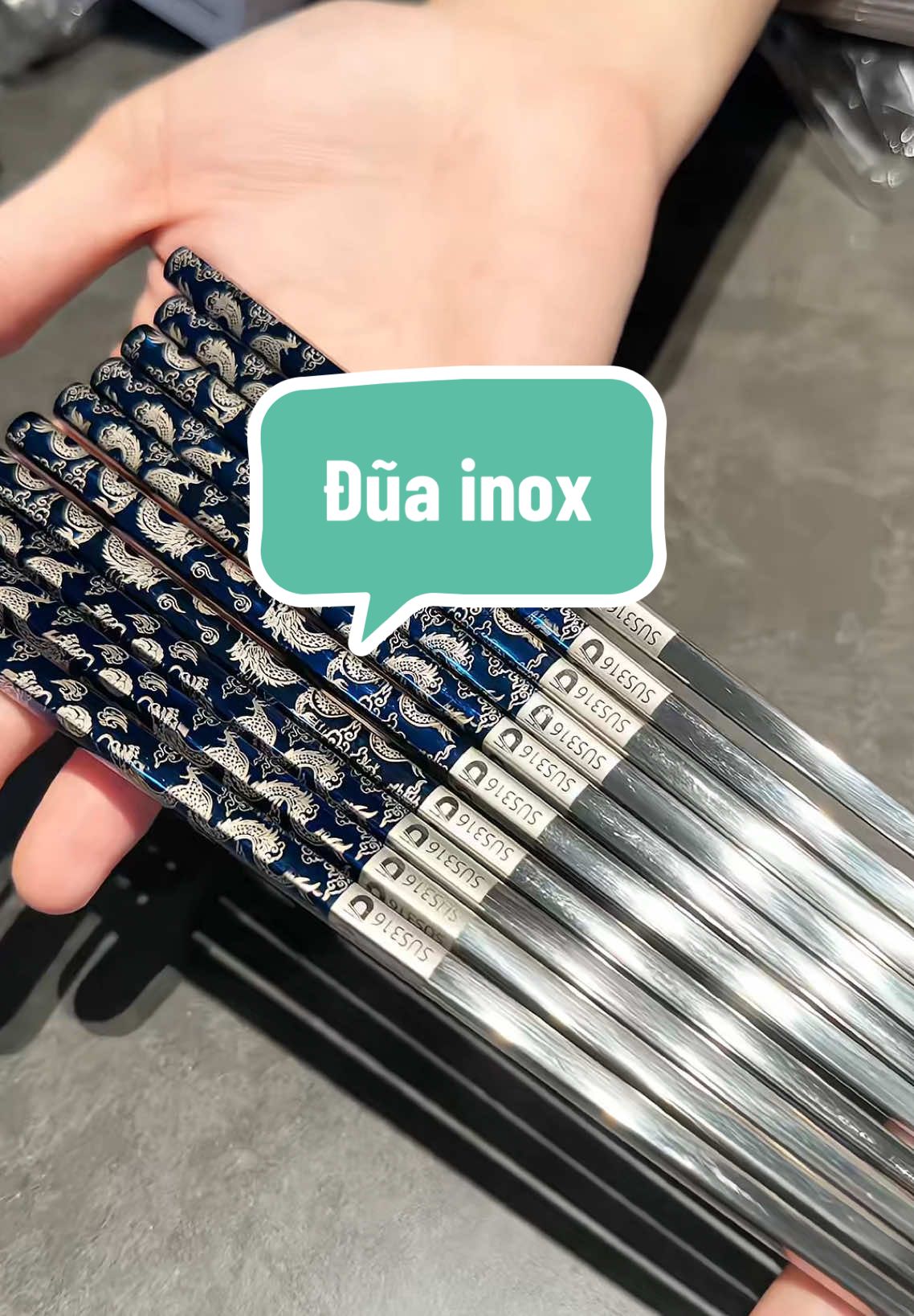 Đũa inox được thiết kế theo kiểu đũa Việt Nam chống trơn trợt khá tốt #metayreview #duainox #duainox304 #duainox316 #dua 