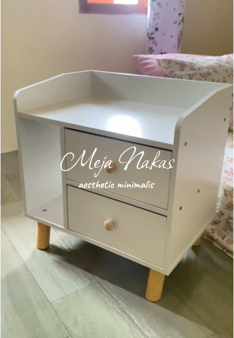 akhirnya punya juga nakas buat disamping kasur, ngerakitnya juga gampang ga bikin pusing #nakas #meja #lemariminimalis #nakasminimalis #room #roomdecor #fyppppppppppppppppppppppp #fyp 