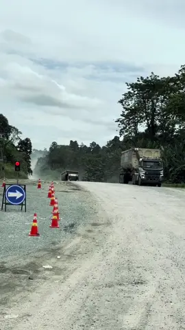 Cara tebaik menemukan barang dalam kabin yang hilang adalah “GUNCANG DADU”🤣 #fy #fypシ #batubara #haulingbatubara #kalimantan 
