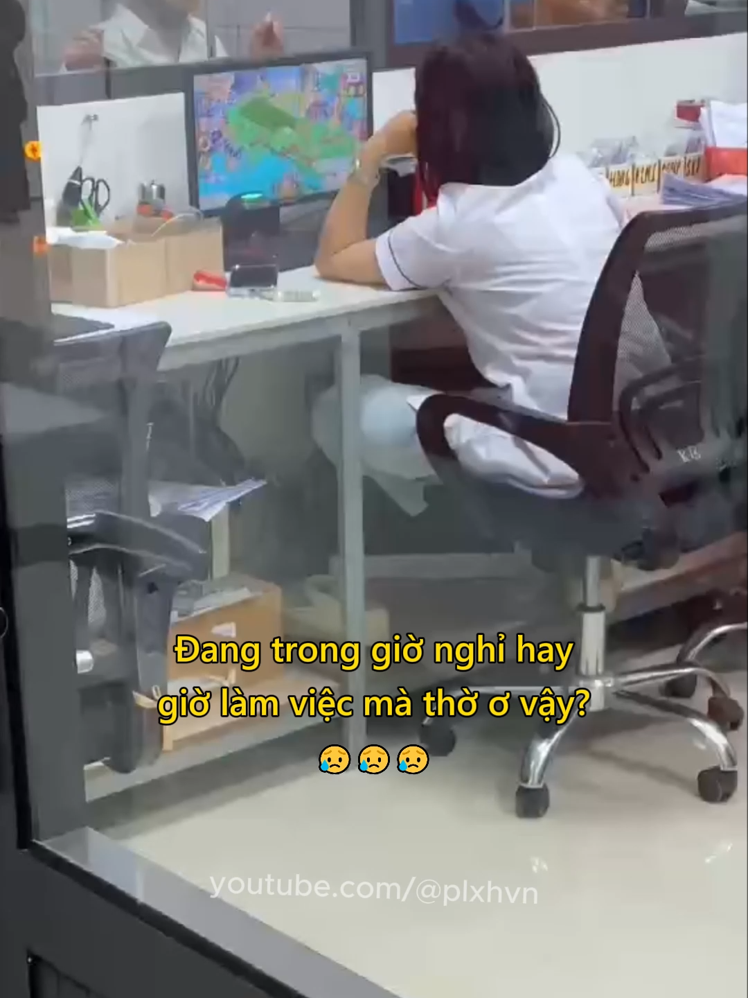 Đang trong giờ nghỉ hay giờ làm việc mà thờ ơ vậy?😥 #yte #bacsi #xahoi #khambenh #benhvien #plxhvn #phapluatxahoi