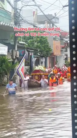 Ngày 28.10 do mưa lớn, ngập nặng, 1 gia đình đưa tang bằng xuồng ghe...🙏 #Mùalũ2025 #Nướcngập #MưalũvùngcaoQuảngNam #Lũlụtmiềntrung #AnhCôngNhân92 