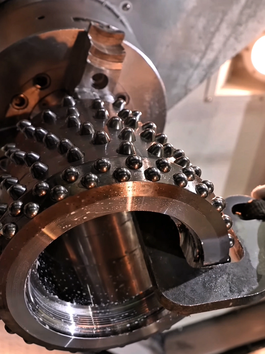 전문가의 엔지니어링으로 탄생하는 거대한 광산 드릴 제조 과정 (현대 에버다임)​이 영상은 한국의 현대 에버다임 공장에서 거대한 광산 드릴의 핵심 부품인 '롤러 커터(Roller Cutter)'가 어떻게 대량 생산되는지 상세히 보여줍니다. ​원자재 절단부터 CNC 머시닝을 통한 정밀 가공, 초경 버튼 팁 삽입, 정밀 베어링 조립, 그리고 금속의 팽창과 수축을 이용한 조립(열박음) 과정까지, 복잡한 엔지니어링의 모든 단계를 밀착 취재했습니다. 영상 후반부에는 더 큰 크기의 드릴과 지게차용 그래플이 제작되는 과정도 포함되어 있습니다. 놀라운 중장비 제조의 세계를 확인해 보세요! ​#공장 #제조  #엔지니어링 #현대에다임 #광산드릴 