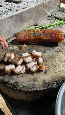 Mùa mưa ta nướng thịt trộn với tiang liang 😋🤤@ksor thong 