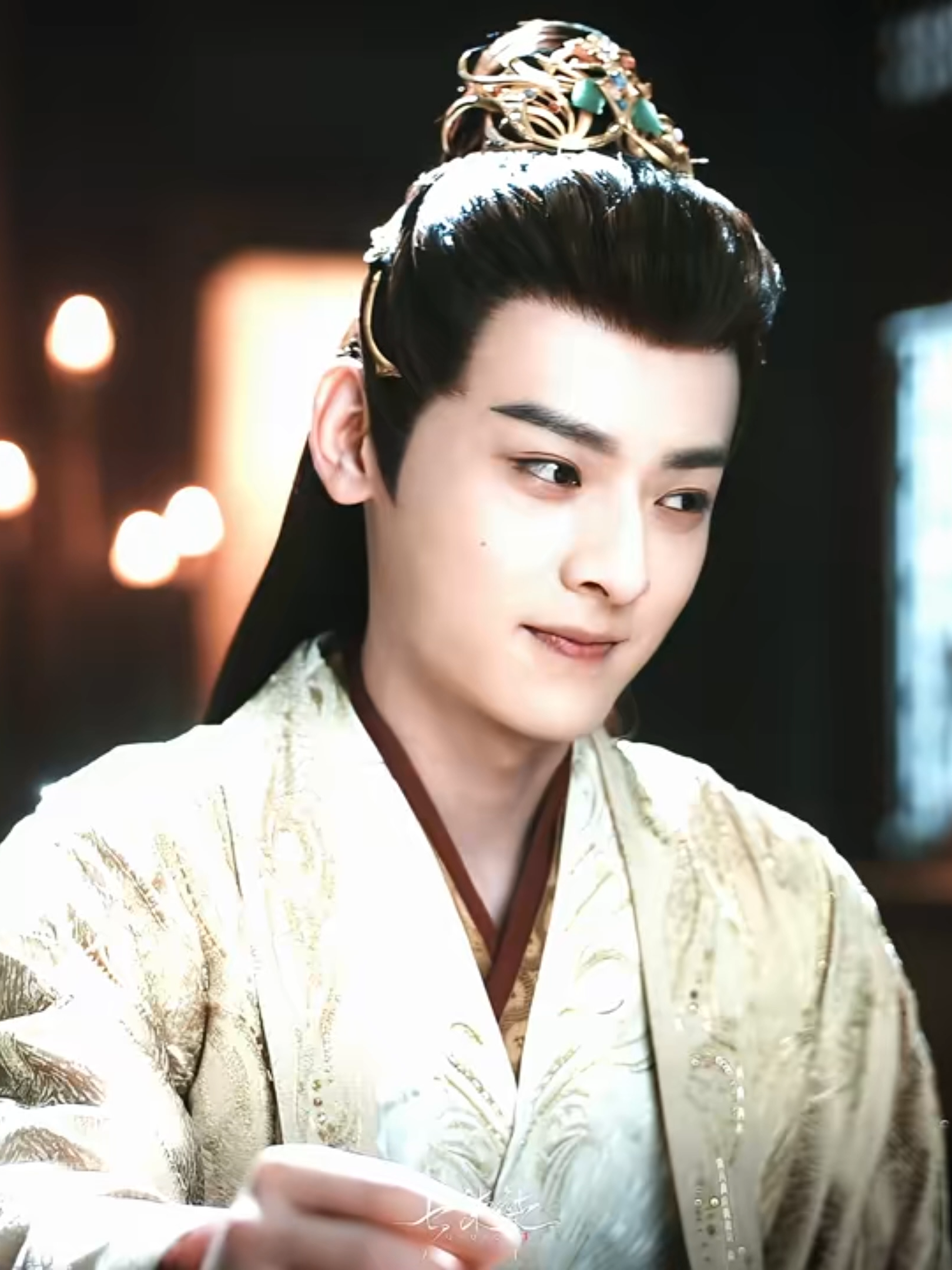 Lôi Mộng Sát tử trận sa trường, Bắc Ly bát công tử lui về ở ẩn, tiểu sư đệ Bát Lý Đông Quân và sư phụ Lý Trường Sinh nay cũng chẳng còn gặp gỡ nữa. “Lang Gia vương tỏa ra hào quang vạn dặm mà người đời hay nói lại ngồi ở đây uống rượu một mình.” “Ngươi rất cô đơn.” #bạchchú #baishu #tiêunhượcphong #ámhàtruyện