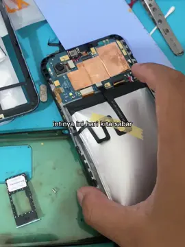 HP KW, baterai udah kembung tapi masih bilang “aman kok”. Parah sih, ini udah bom waktu banget. Sekali nyala bisa, tapi sekali meledak gak bisa nyesel. #ServisHP #BateraiKembung #FYP #parahsihkalogakfyp    #CapCut 