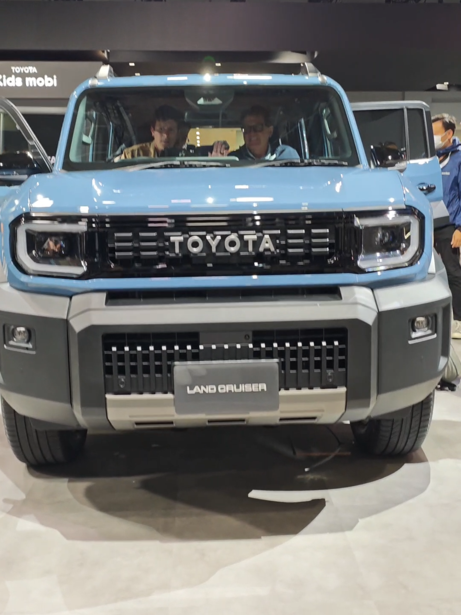 Toyota FJ mới xài chung động cơ mã 2TR-FE 2.7L với Fortuner, nhưng thay đổi ngoại hình hoàn toàn, vuông chứ không bầu bĩnh nữa. Và Toyota cũng ko còn gọi là FJ Cruiser nữa, mà là Land Cruiser FJ. Mẫu xe này sẽ được lắp ráp tại Thái Lẻn, hên xui có thể bán ở VN. #xevuivietnam #lethuongtien