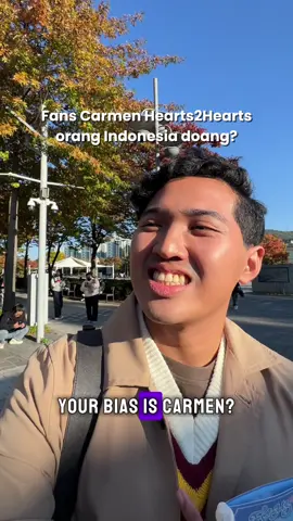 Replying to @AJz Minta tolong fotoin orang random setelah pre recording Hearts2Hearts di The Show, ternyata dia orang Korea yang cukup fasih bahasa Inggris dan biasnya Yeon dan Carmen #farhankekoreaan  Jadi masih yakin fans Carmen orang Indonesia doang? Bahkan dia sampe datengin acara ISAC, fan meeting, pre-recording, dan ngumpulin photocard Carmen Auto bangga banget aku pas ngomong I’m from Indonesia too, bener-bener Carmen bikin harum nama Indonesia di mata orang Korea