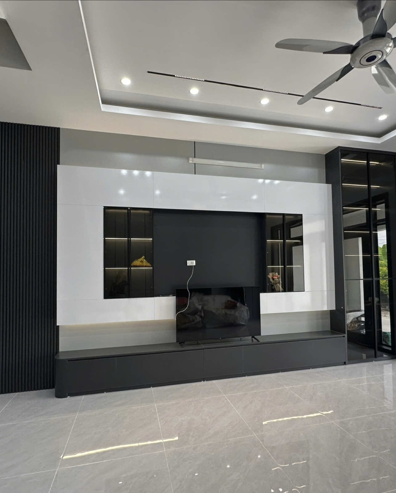 100🍠 cái giá phải trả cho khung hình này bao gồm vách tivi liền vách bếp kết hợp vách lưng sofa 1 tone màu khá hiện đại 🥰🥰🥰#tretuoilamnoithat #noithat #vachphongkhach #viralvideo 