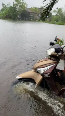 Thủy thủ đường xóm, cân mọi nước lụt😂 @Tʜᴀ́ᴏ ɴɪᴇ̂̀ɴɢ ᴛʜɪ̀ đᴏ̂̉ɪ ᴛᴇ̂ɴ  #xh #tiktok #lulutmientrung #fyp 