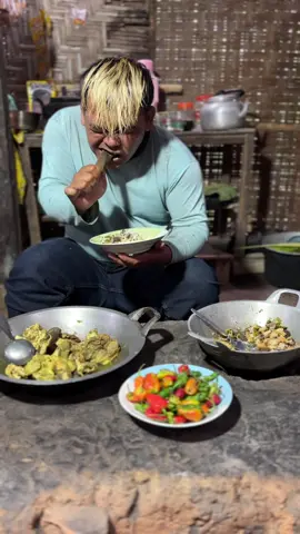 Nasi tiwul hitam putih sayur tahu babat lalap cabe lauk babat jan mberot kanan kiri#mukbang #fyp #makan #2025 