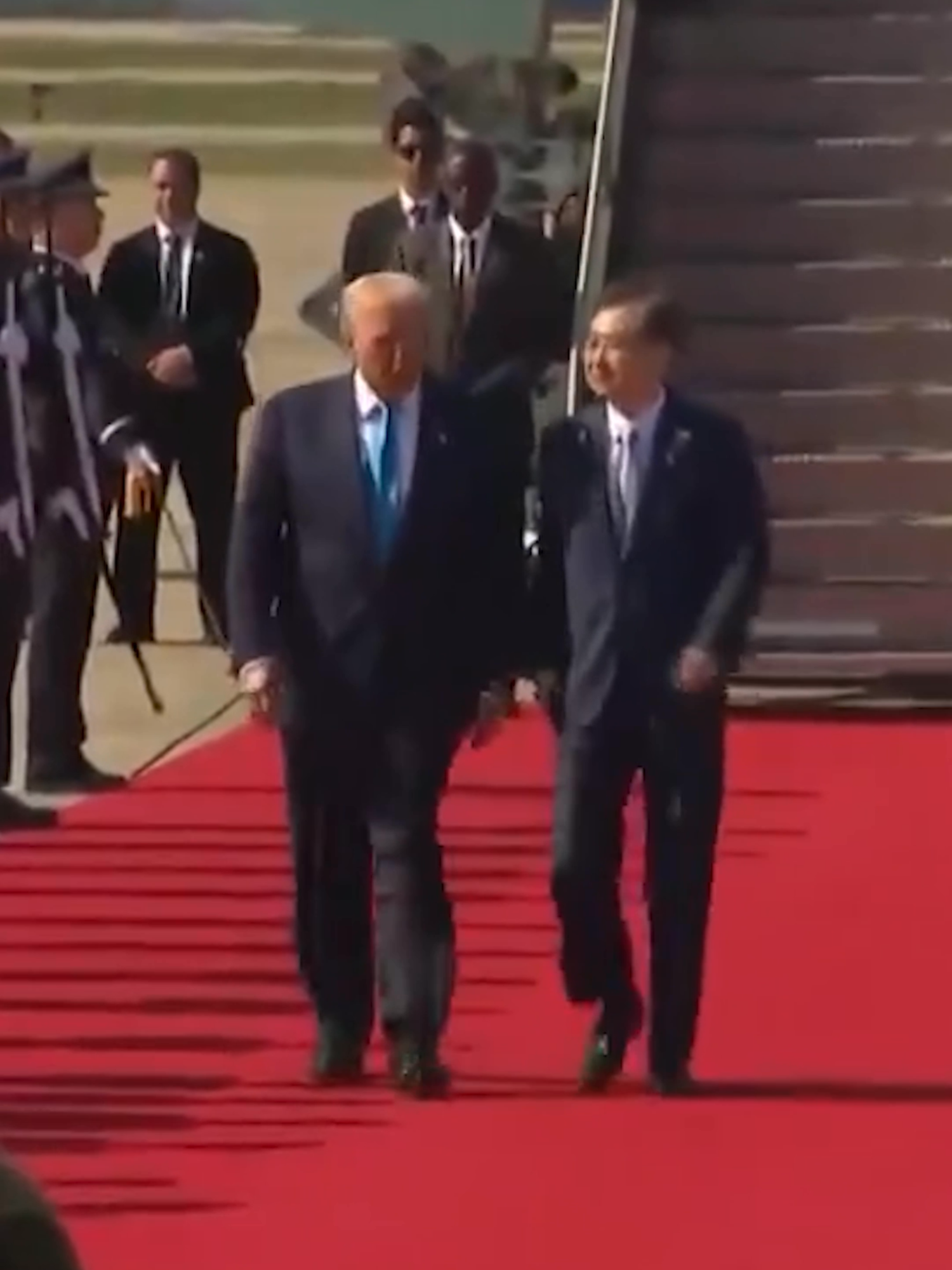 Durante su llegada a Corea del Sur para la cumbre de CEO del APEC, Trump fue recibido con la canción “Y.M.C.A” en el Aeropuerto de Gimhae. #Latinus #InformaciónParaTi