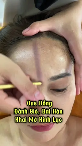 Liệu pháp đánh gió bằng que đồng không chỉ giúp bài trừ hàn khí, mà còn khai thông kinh lạc, kích hoạt dương khí, đưa năng lượng sống trở lại.#dsmocan #kinhlac #goidauduongsinh 