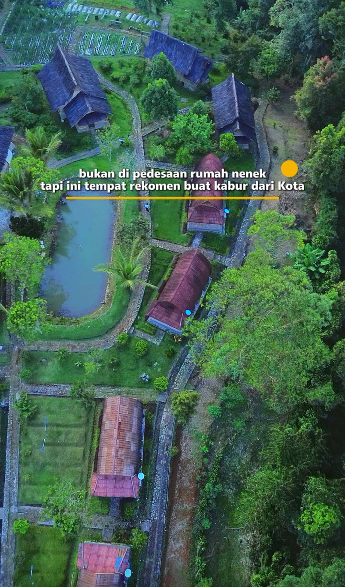 Bukan di desa nenek, tapi rasanya kayak pulang ke rumah beliau sendiri🥹 Suara ayam, udara dingin, aroma kayu alami, semuanya bikin nostalgia masa kecil di kampung 🌿 penginapan bernuansa pedesaan di Bandung ini, mulai 250ribuan aja! booking disini ya @Ecolodge.Bimala  #EcolodgeBimala #CiwideyVibes #NginepRasaDirumahNenek #Bandung #JawaBarat