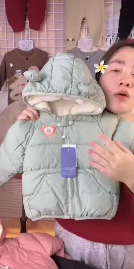 Áo khoác phao lót lông cừu mềm mại giữ ấm tốt, chắn gió, ủ ấm cho bé. Mẫu này đủ size, mẹ chốt đơn ngay!