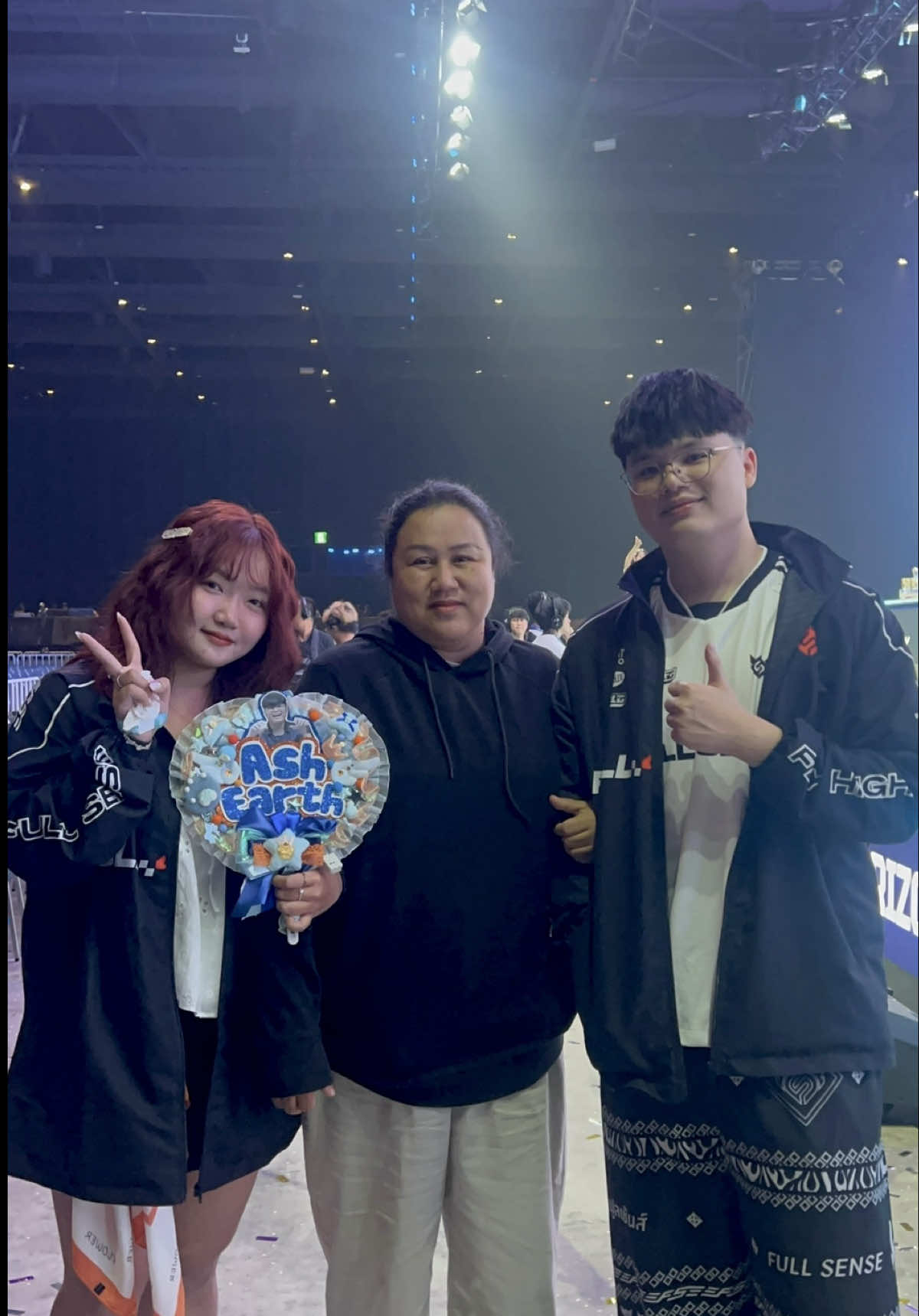 Mae kaaaaaa~ 🥺🥺 Về nói chụp ảnh với phụ huynh hông ai tin 🌝 Momi của Ash siu siu siu dễ thương, mình xin chụp ảnh cùng mẹ hông ngại mà còn tính nhường cho mình đứng giữa nữa 🥹💕 Còn bạn nhỏ kia thì đứng dòm kiểu gòi 2 mẹ con chụp riêng hay chụp chung với tui =))))))) #ashearth #fullsenserov #rpl2025winter #rovthailand #championsleague 