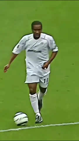 O único jogador que o Ronaldinho chamou de mestre! #okocha #futebol #drible 