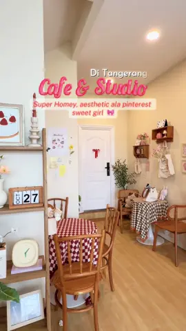 Cafe rasa studio ter gemashhh ✨, tapi emang konsepnya cafe dan studio yaa. Setiap sudut nya gaboleh di lewatin buat foto-foto 📸.  Harga minuman, dessert cake dan cemilannya masih oke kok untuk sekelas cafe 🎀. Yg mau bikin mini party bisa sewa ruangannya perlantai yah, cukup dengan 99k/jam kamu udah bisa bikin acara di tempat yg cantik, aesthetic, sweet girl banget pokoknya 🎀. Tempat nya 📍Kynda Cafe & studio, Cipondoh, Tangerang. #fyppppppppppppppppppppppp #fyp #cafetangerang #kulinertangerang #tangerang 