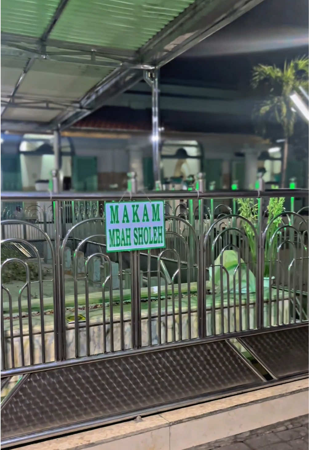 9x wafat 9x dimakamkan Mbah Soleh adalah murid setia Sunan Ampel yang dikenal sebagai penjaga kebersihan masjid. Ia diyakini hidup kembali sebanyak sembilan kali setelah meninggal, karena Sunan Ampel berandai-andai ingin ia kembali untuk membersihkan masjid. Kejadian ini terulang hingga delapan kali, dan ketika meninggal untuk kesembilan kalinya (setelah wafatnya Sunan Ampel), ia tidak pernah bangkit lagi, sehingga makamnya kini berjumlah sembilan  Alfatihah… #sunanampelsurabaya #sunanampel #wisatareligiampel #masyaallahtabarakkallah #fyppppppppppppppppppppppp 